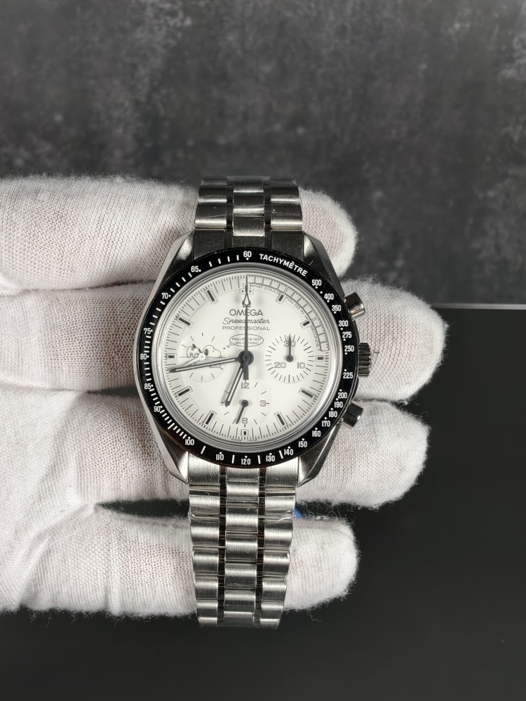 N1 Speedmaster Silver Snoopy 50th Anniversary 42mm – A3861 Manual-Wind Chronograph