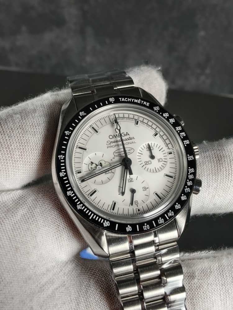 N1 Speedmaster Silver Snoopy 50th Anniversary 42mm – A3861 Manual-Wind Chronograph