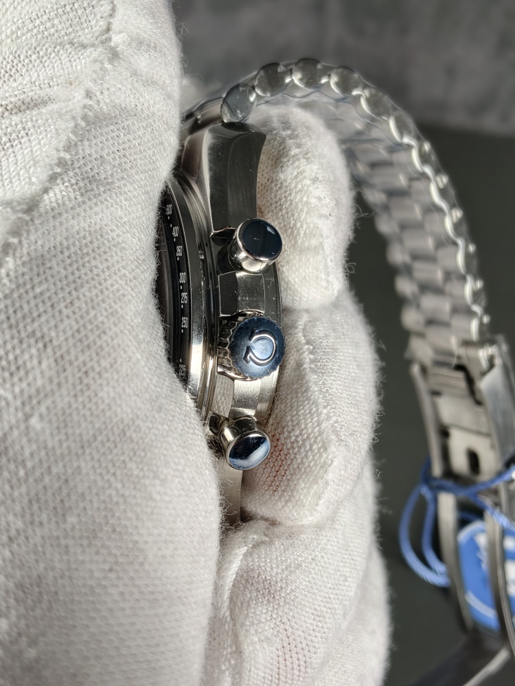 N1 Speedmaster Silver Snoopy 50th Anniversary 42mm – A3861 Manual-Wind Chronograph