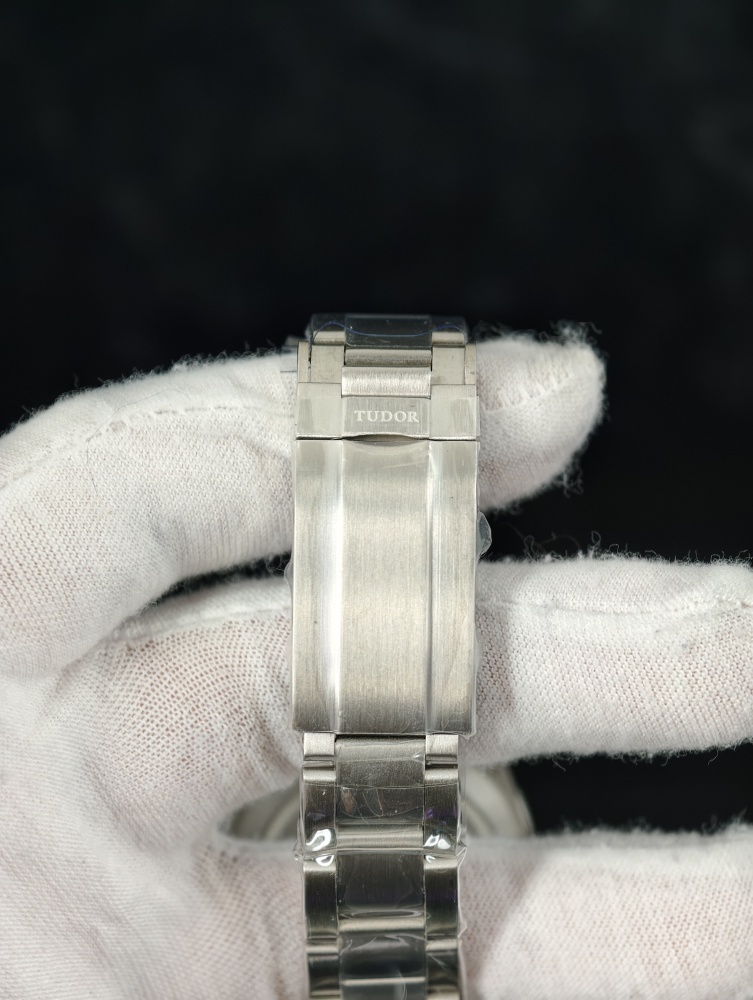 V2F Tudor Ranger 39mm Black Dial – Automatic Movement
