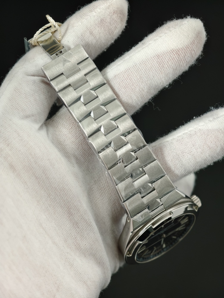 PPF Overseas 4500V 41mm Black Dial – Stainless Steel Bracelet + Extra Black Rubber Strap