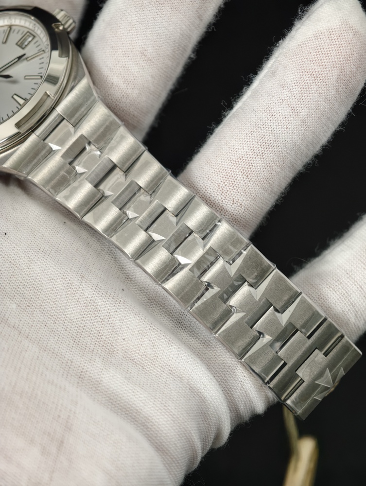 PPF Overseas 4500V 41mm Silver Dial – Stainless Steel Bracelet + Extra Black Rubber Strap