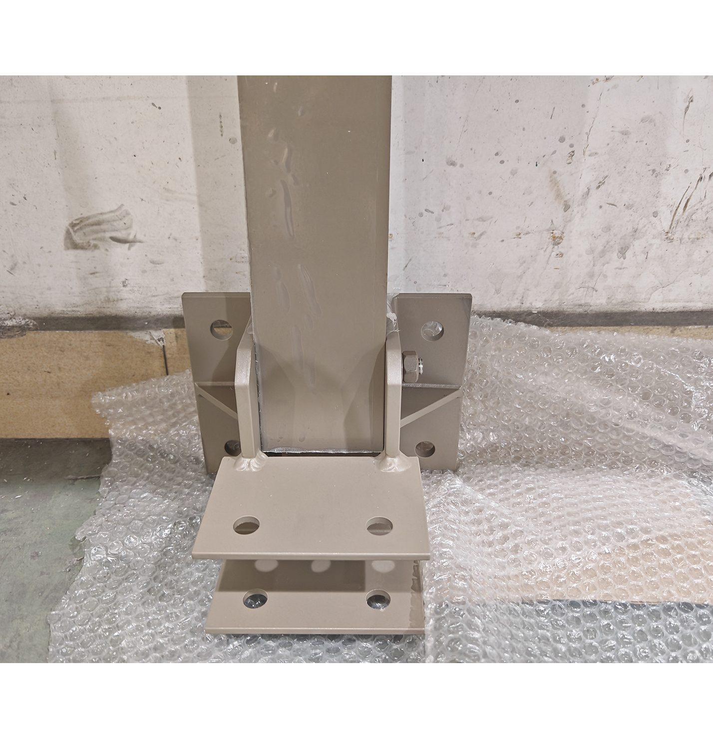Post base plate and floor fixing detail