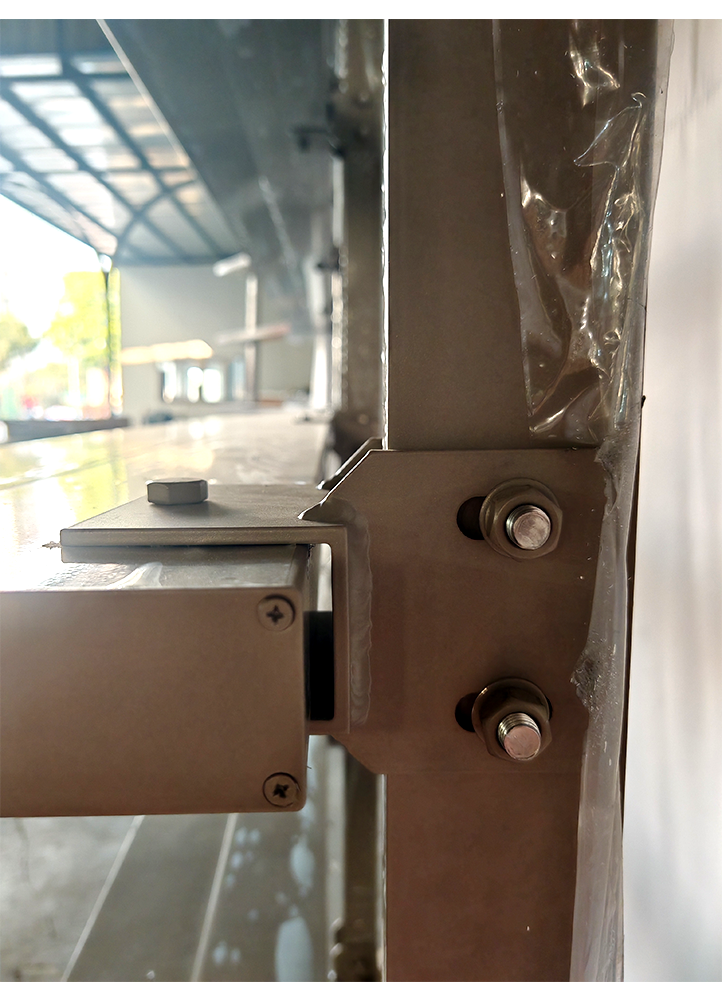 Louver-to-post connection position
