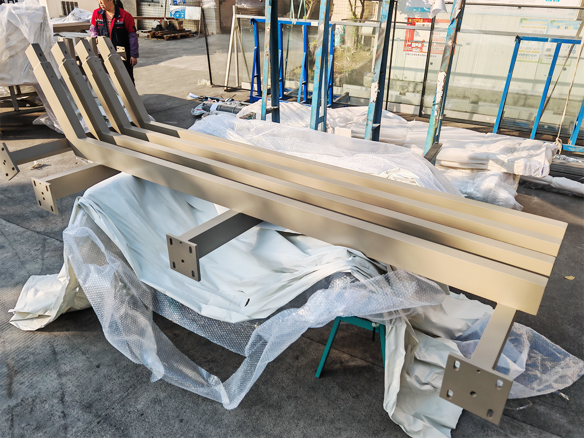 Finished aluminum batten screen corner module