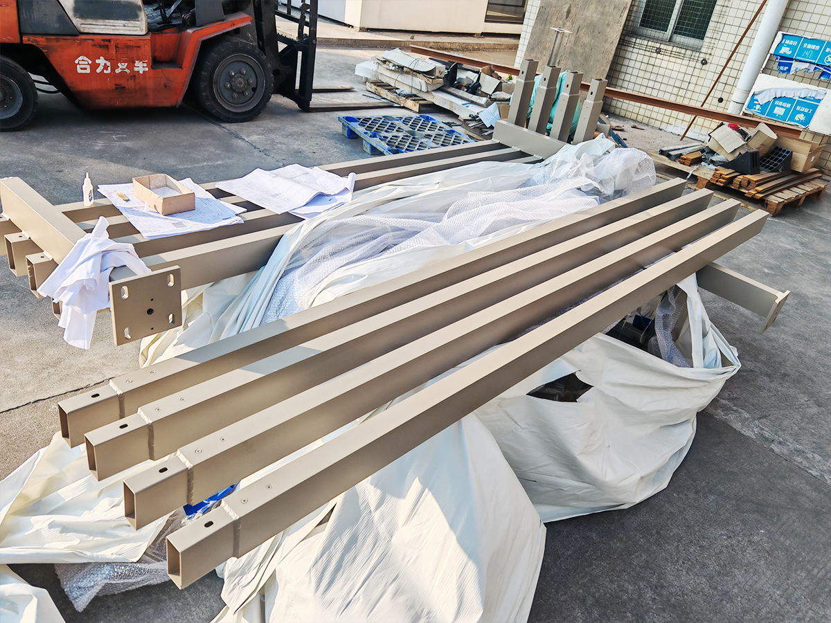 Finished aluminum batten screen straight modules