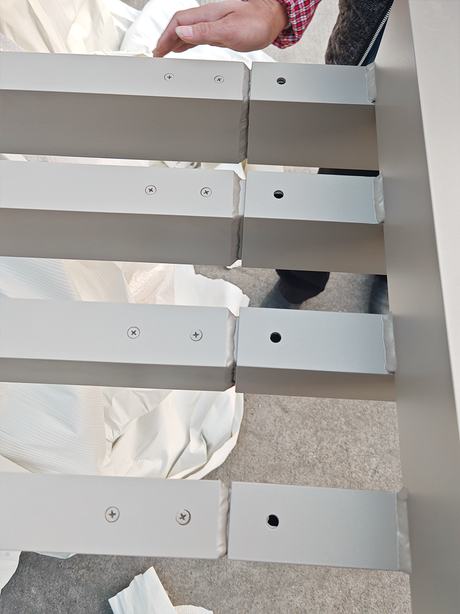 Aluminum batten screen connection detail