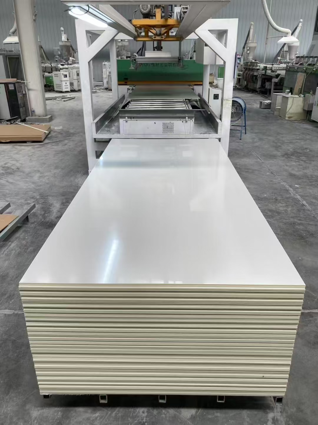 ROYUE workshop and automated UV coating equipment