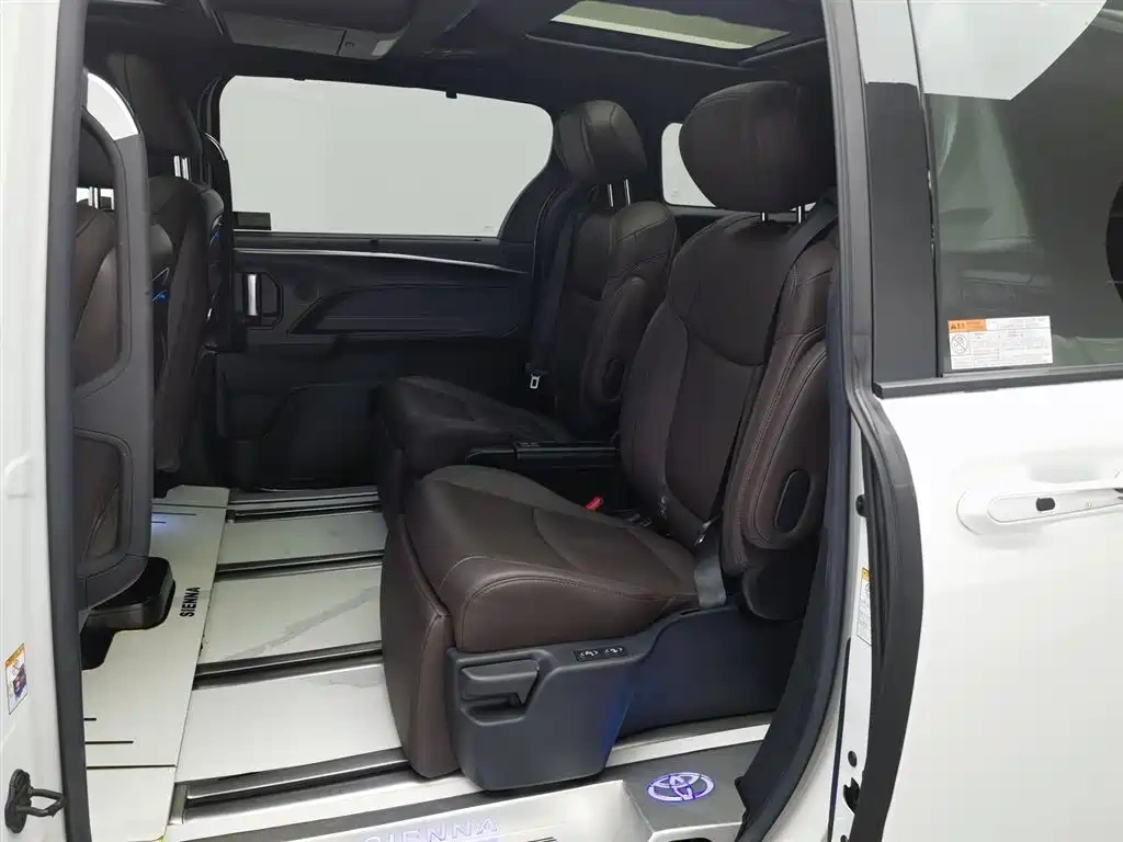 Toyota Toyota Sienna 2021 2.5L Hybrid Platinum Edition