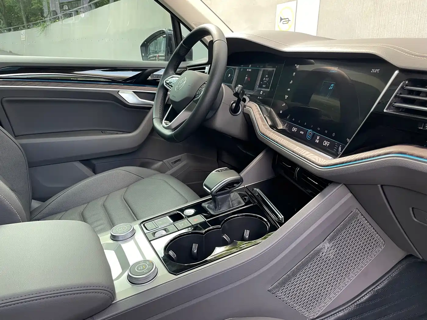 Volkswagen Touareg 2021 3.0TSI R-Line Classic Sport Package