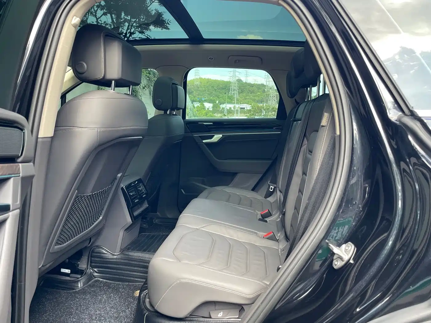 Volkswagen Touareg 2021 3.0TSI R-Line Classic Sport Package