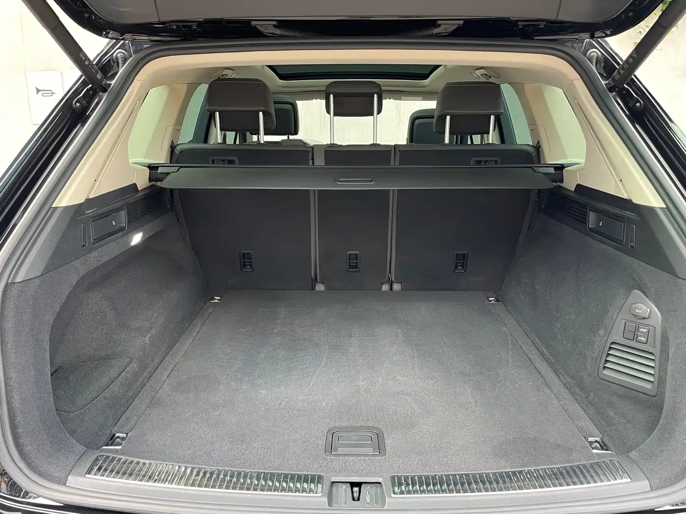 Volkswagen Touareg 2021 3.0TSI R-Line Classic Sport Package