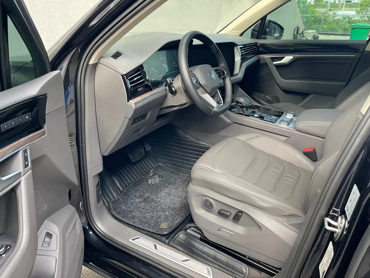 Volkswagen Touareg 2021 3.0TSI R-Line Classic Sport Package
