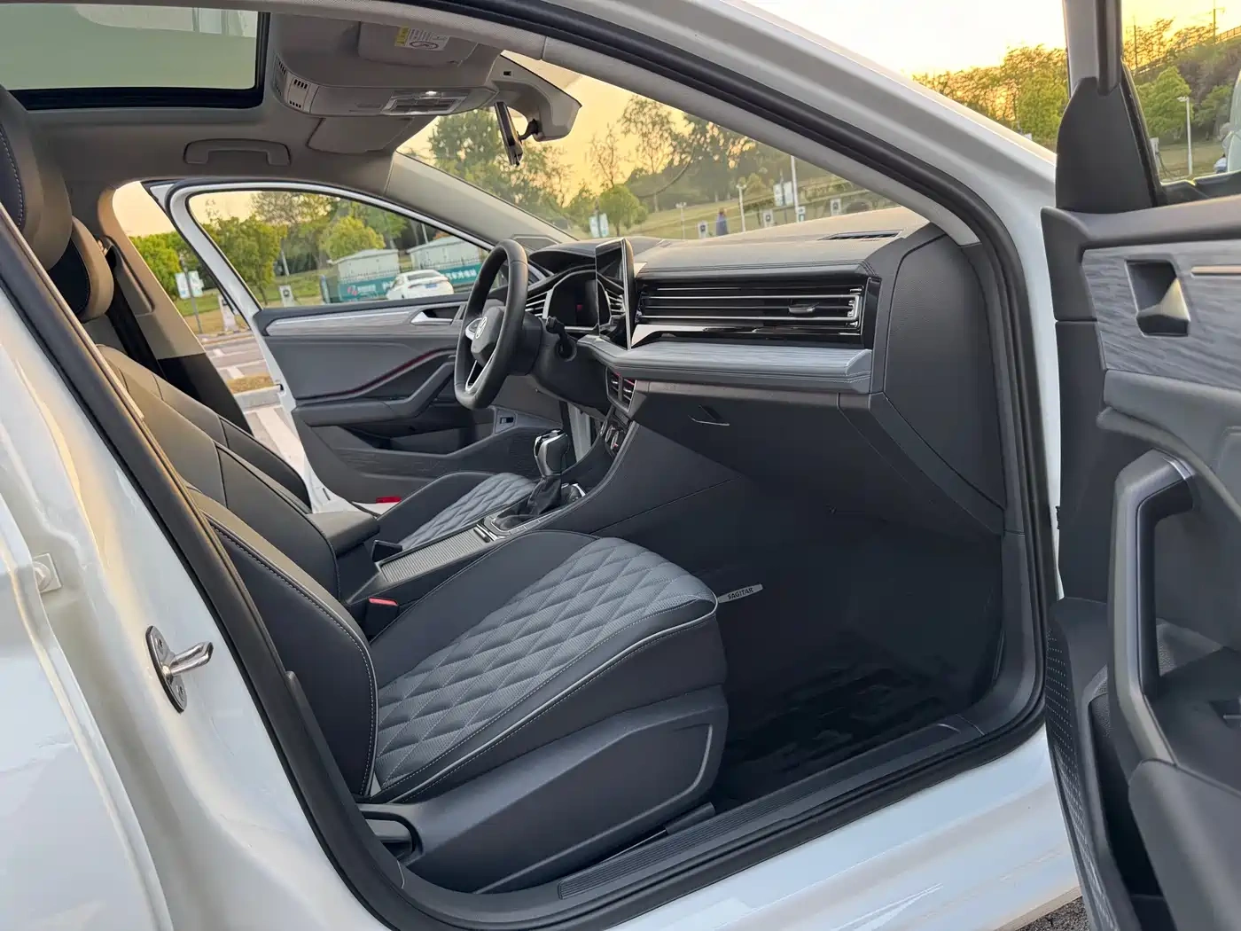 Volkswagen Sagitar 2025 300TSI DSG Surpass Edition
