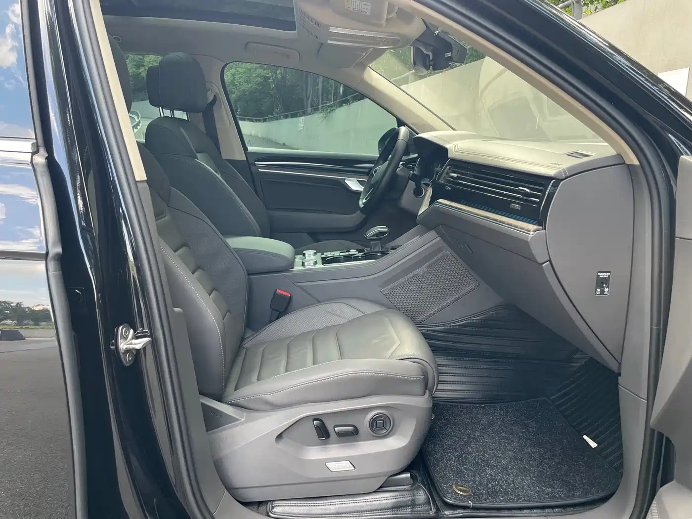 Volkswagen Touareg 2021 3.0TSI R-Line Classic Sport Package