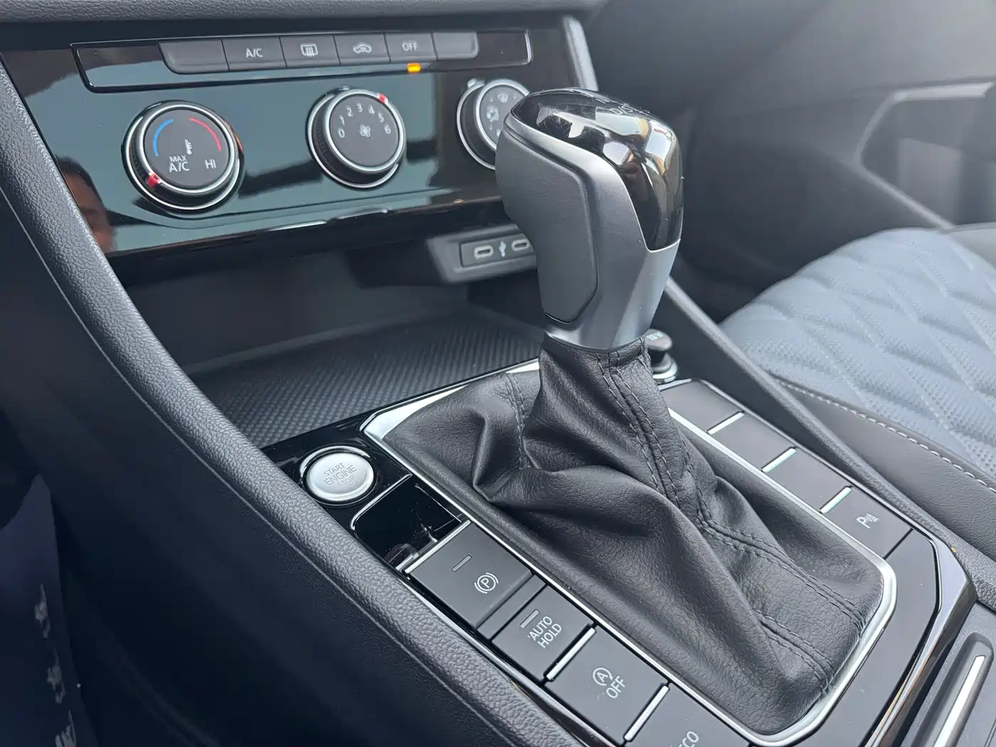 Volkswagen Sagitar 2025 300TSI DSG Surpass Edition