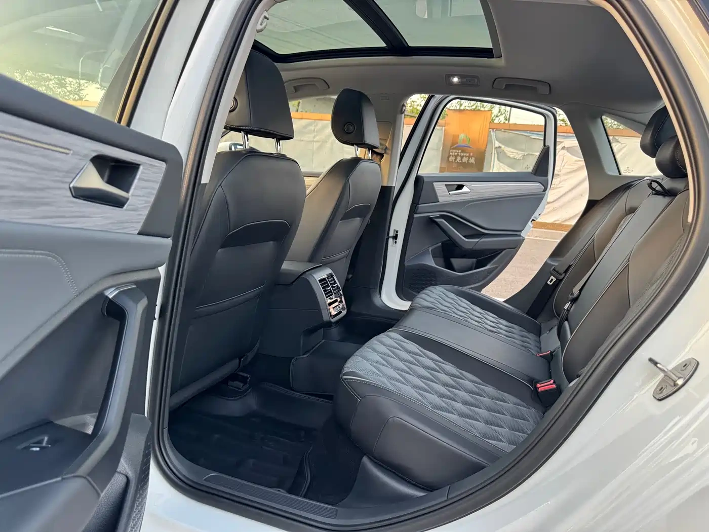 Volkswagen Sagitar 2025 300TSI DSG Surpass Edition