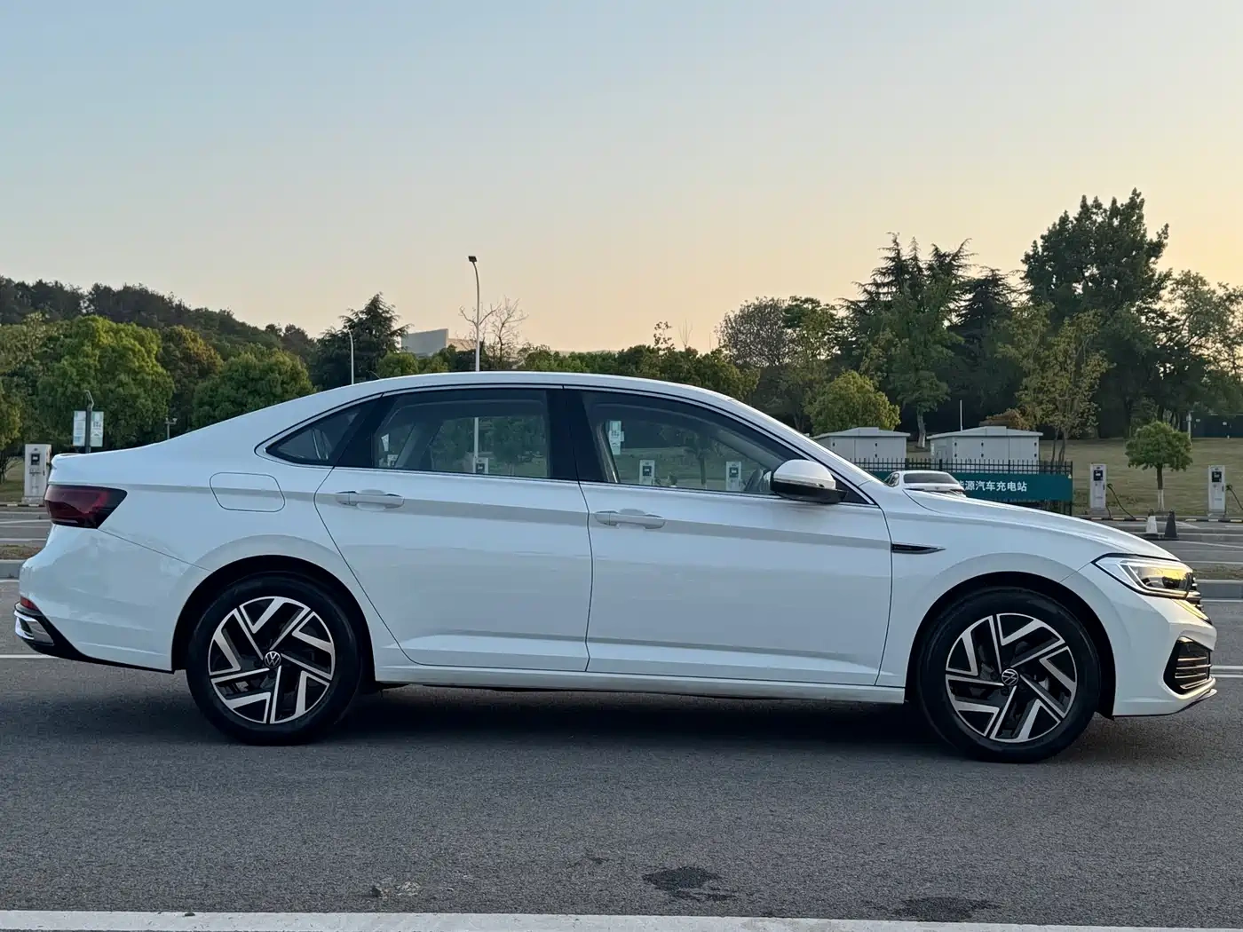 Volkswagen Sagitar 2025 300TSI DSG Surpass Edition