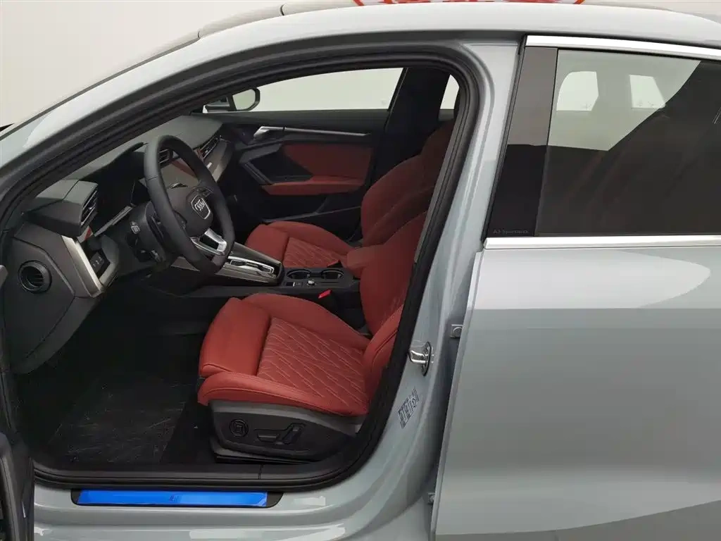 Audi Audi A3 2025 Facelift Sportback 35TFSI Flying Spur Premium + Luxury Selection Package