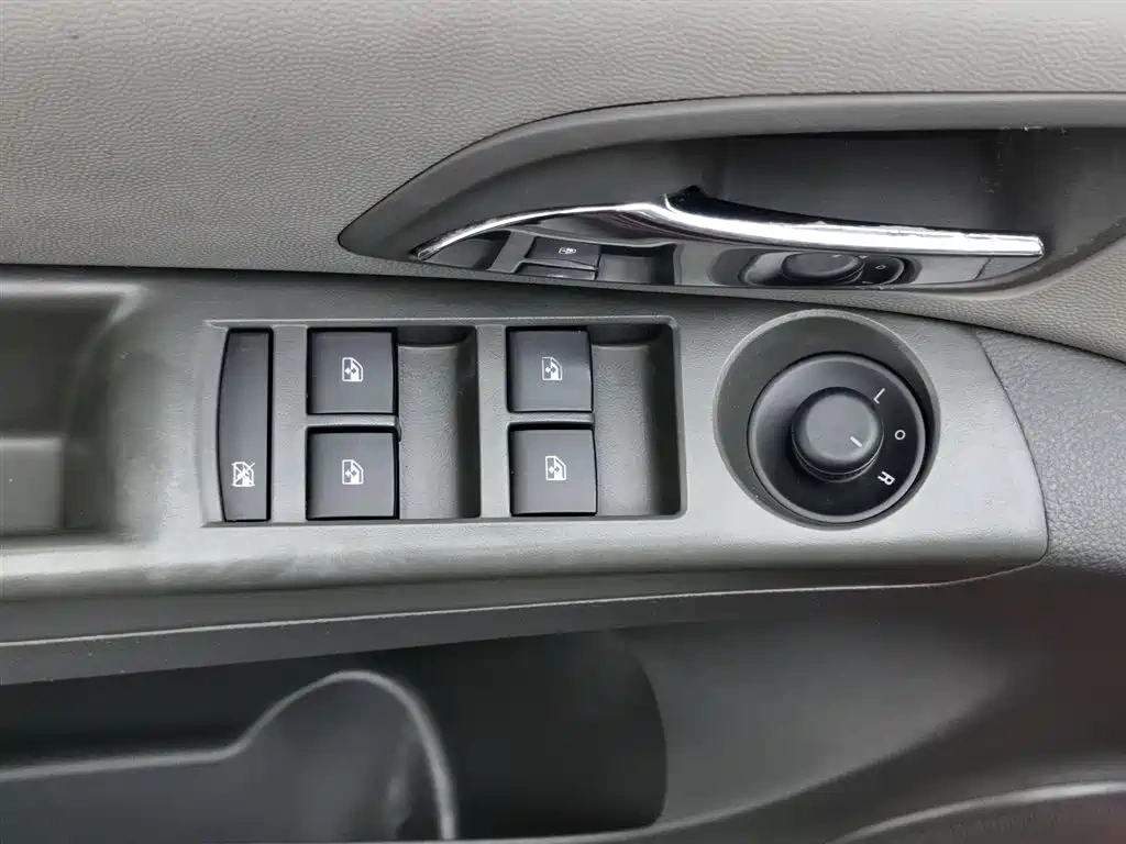 Chevrolet Cruze 2013 1.6L SL Sunroof MT