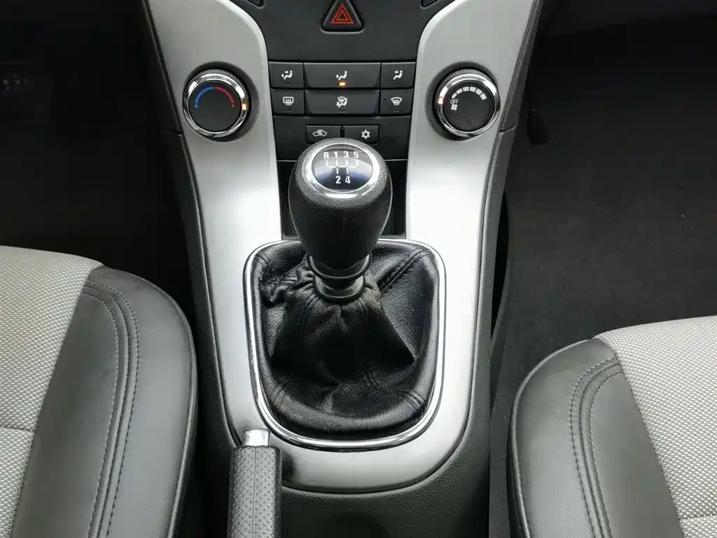 Chevrolet Cruze 2013 1.6L SL Sunroof MT