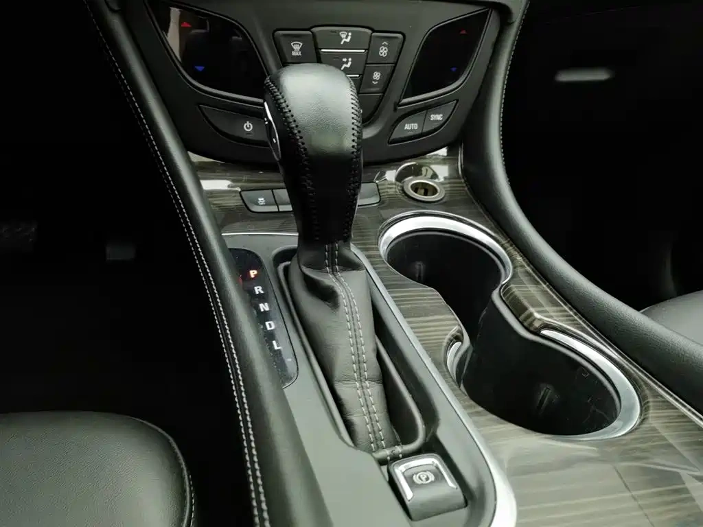 Buick Envision Plus 2020 20T FWD Leading