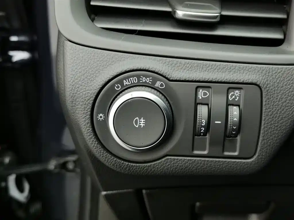 Buick Envision Plus 2020 20T FWD Leading
