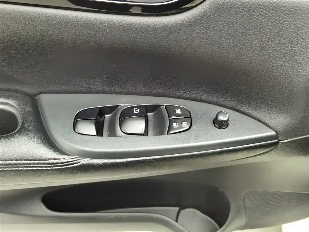 Nissan Tiida 2020 1.6L CVT Cool Edition