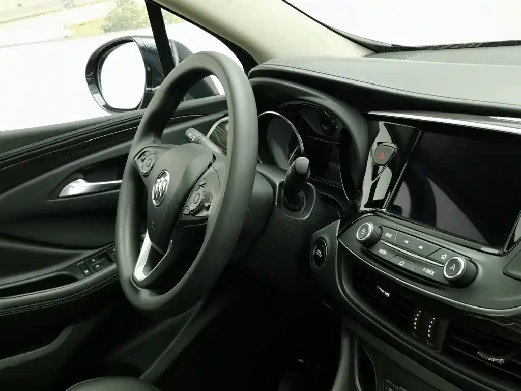Buick Envision Plus 2020 20T FWD Leading