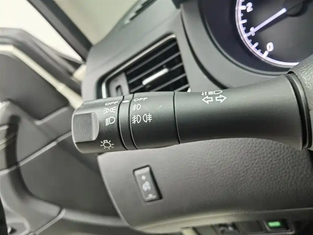 Nissan Tiida 2020 1.6L CVT Cool Edition