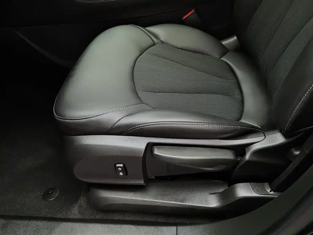 Buick Envision Plus 2020 20T FWD Leading