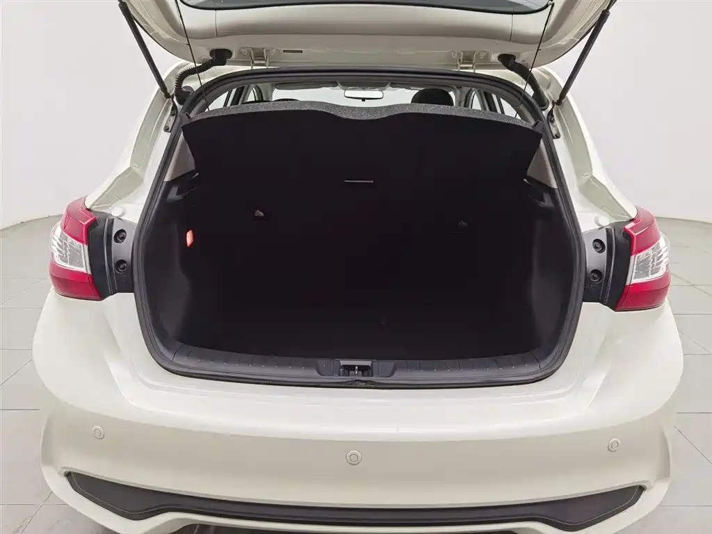 Nissan Tiida 2020 1.6L CVT Cool Edition