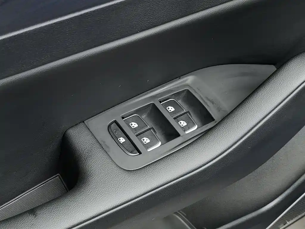Hongqi Hongqi H5 2022 Classic Facelift 1.8T Automatic Smart Connect Flag Enjoyment Edition