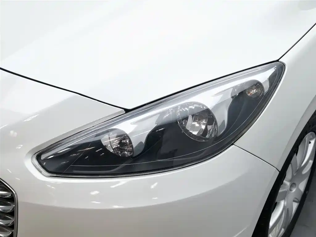 Peugeot Peugeot 308 2014 Model Joy Edition Classic 1.6L Automatic Superior Style