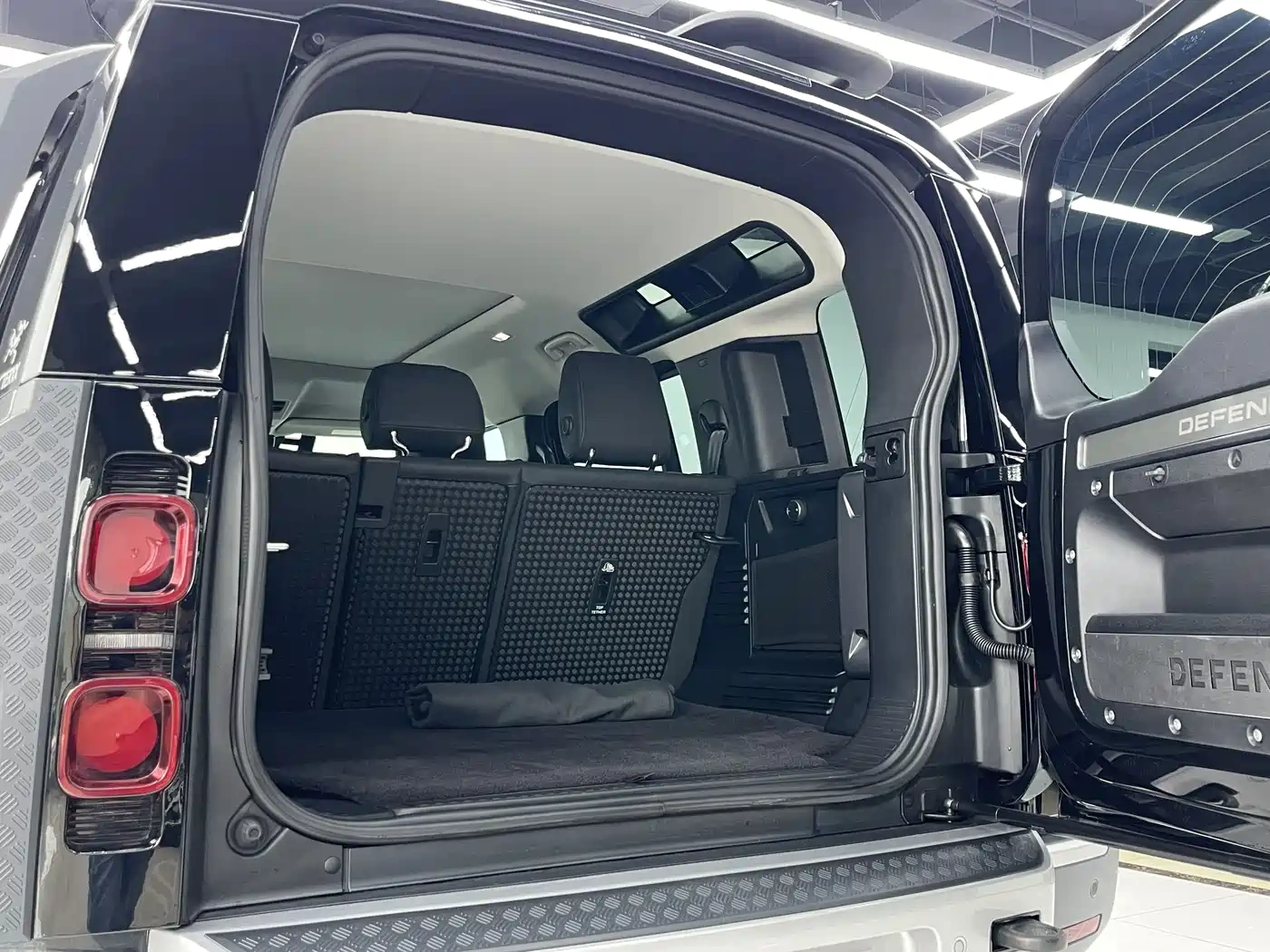 Land Rover Land Rover Defender 2023 Facelift 110 3.0T P400 Dark Special Edition