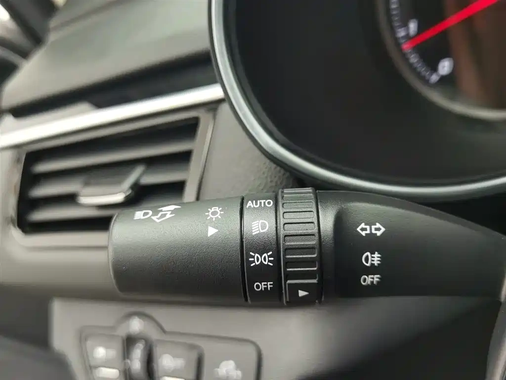 Hongqi Hongqi H5 2020 1.5T DCT Qi Rhythm Edition