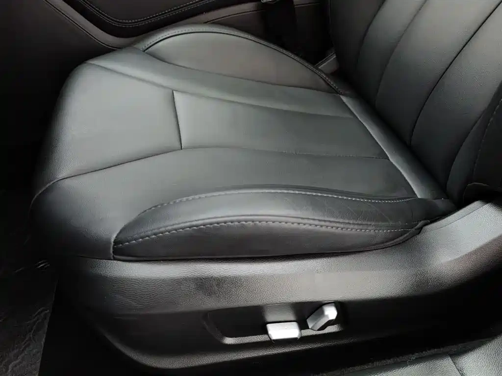 Hongqi Hongqi H5 2022 Classic Facelift 1.8T Automatic Smart Connect Flag Rhythm Edition