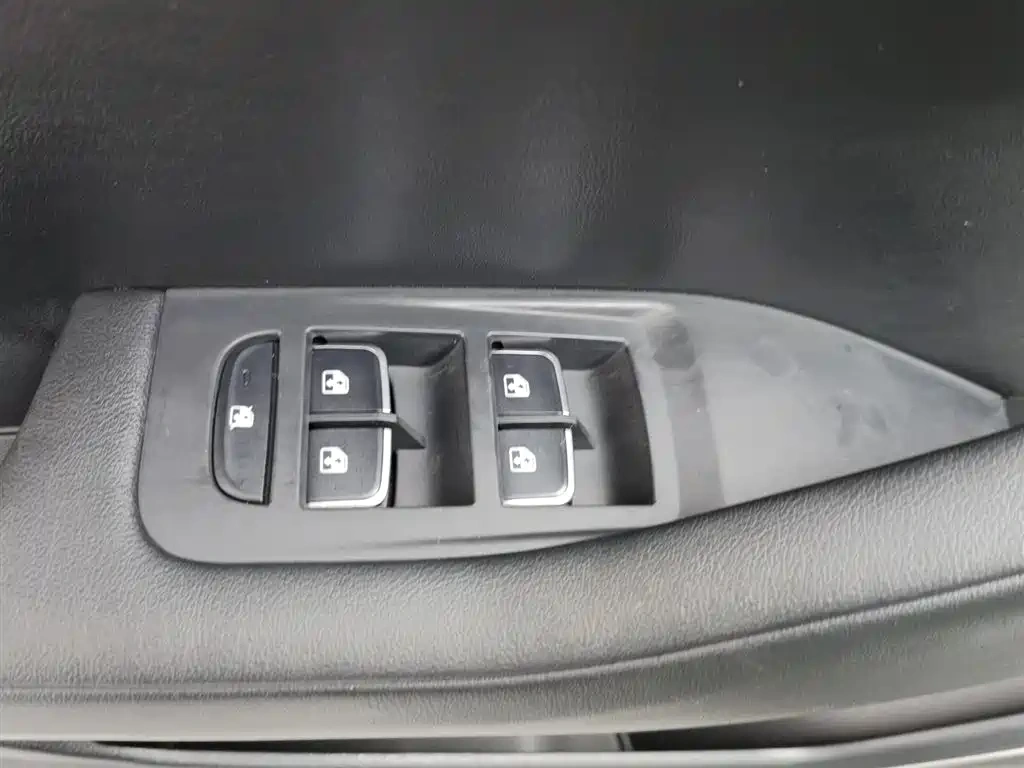 Hongqi Hongqi H5 2022 Classic Facelift 1.8T Automatic Smart Connect Flag Rhythm Edition
