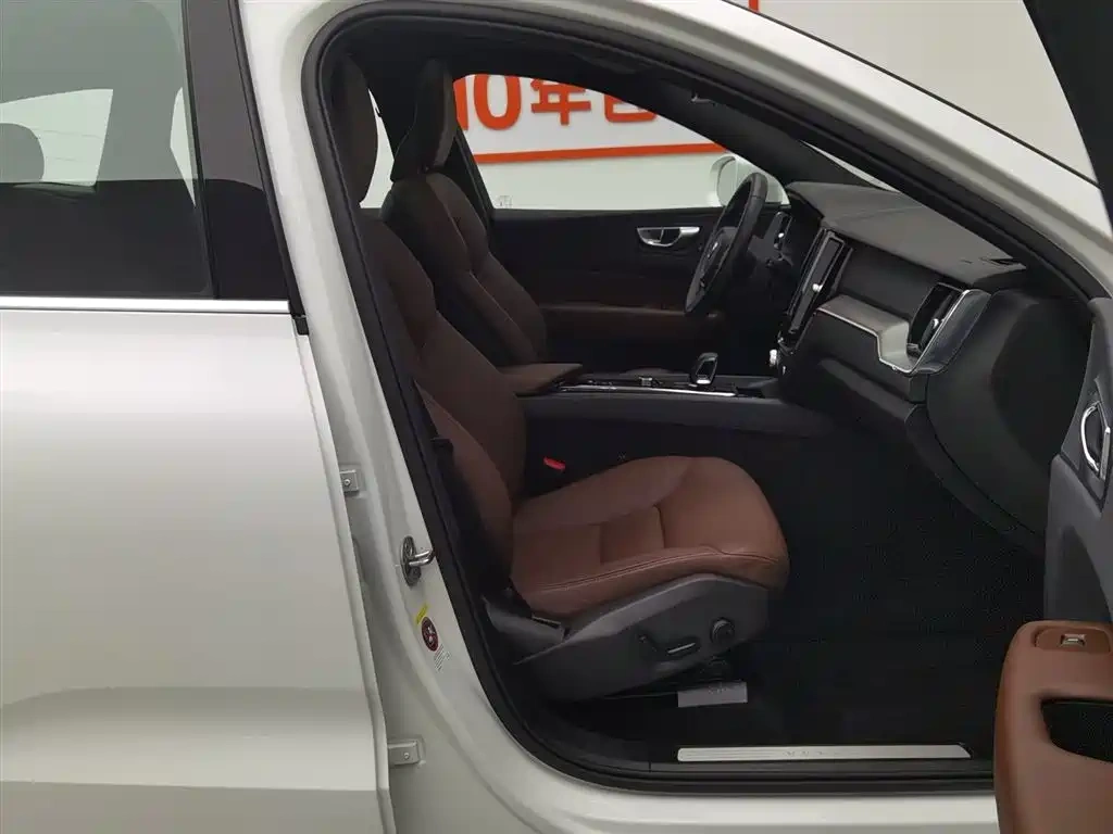 Volvo Volvo XC60 2025 B5 AWD Smart Luxury Edition