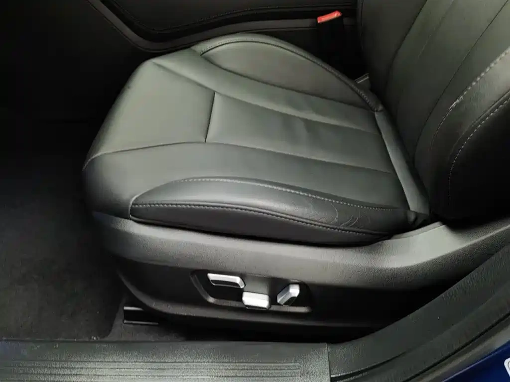Hongqi Hongqi H5 2022 Classic Facelift 1.8T Automatic Smart Connect Flag Enjoyment Edition