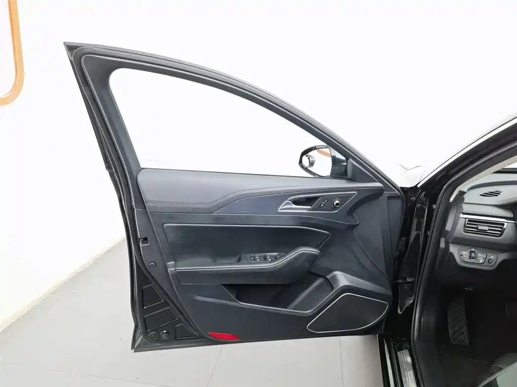 Hongqi Hongqi H5 2022 Classic Facelift 1.8T Automatic Smart Connect Flag Rhythm Edition