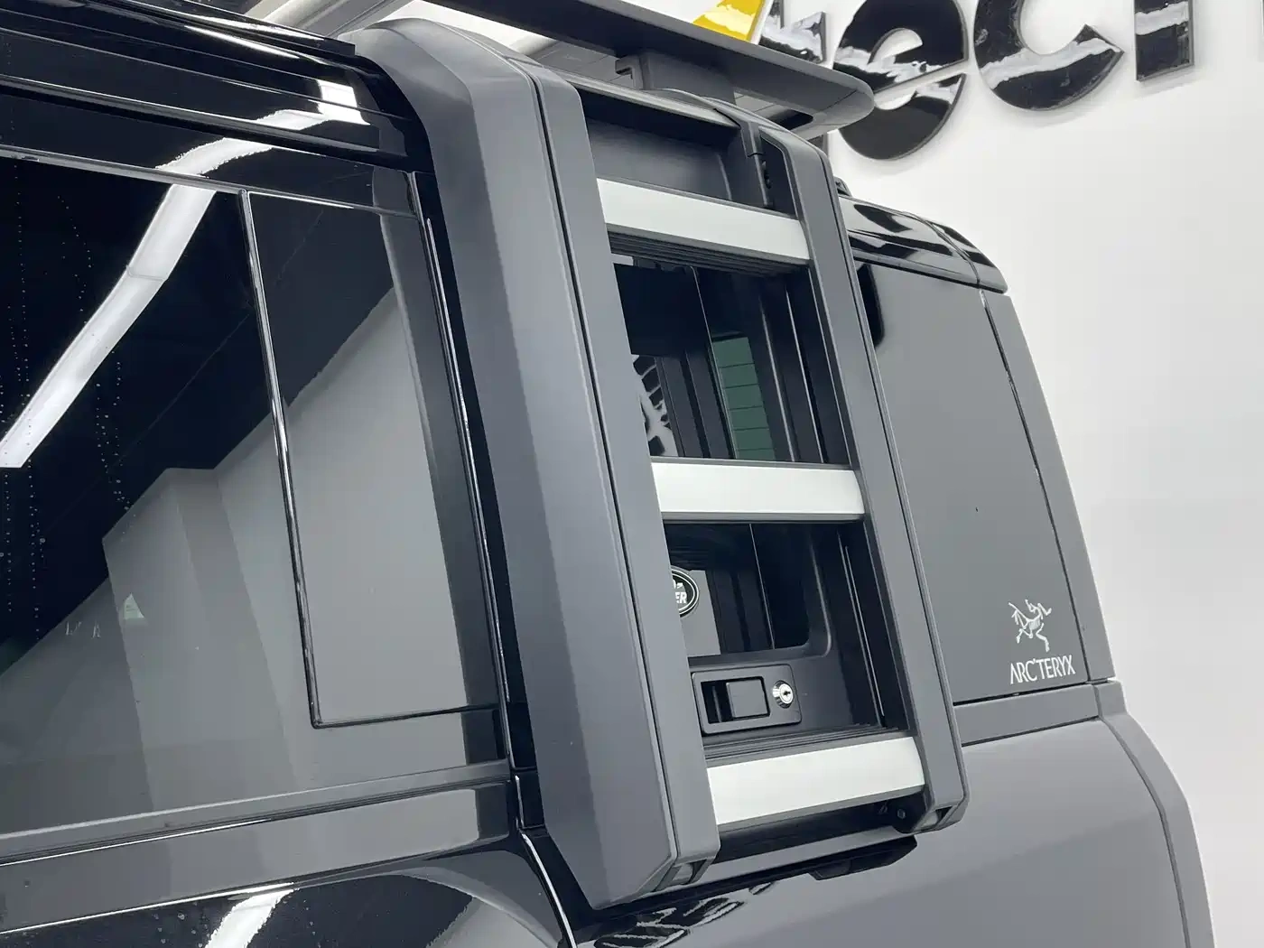 Land Rover Land Rover Defender 2023 Facelift 110 3.0T P400 Dark Special Edition