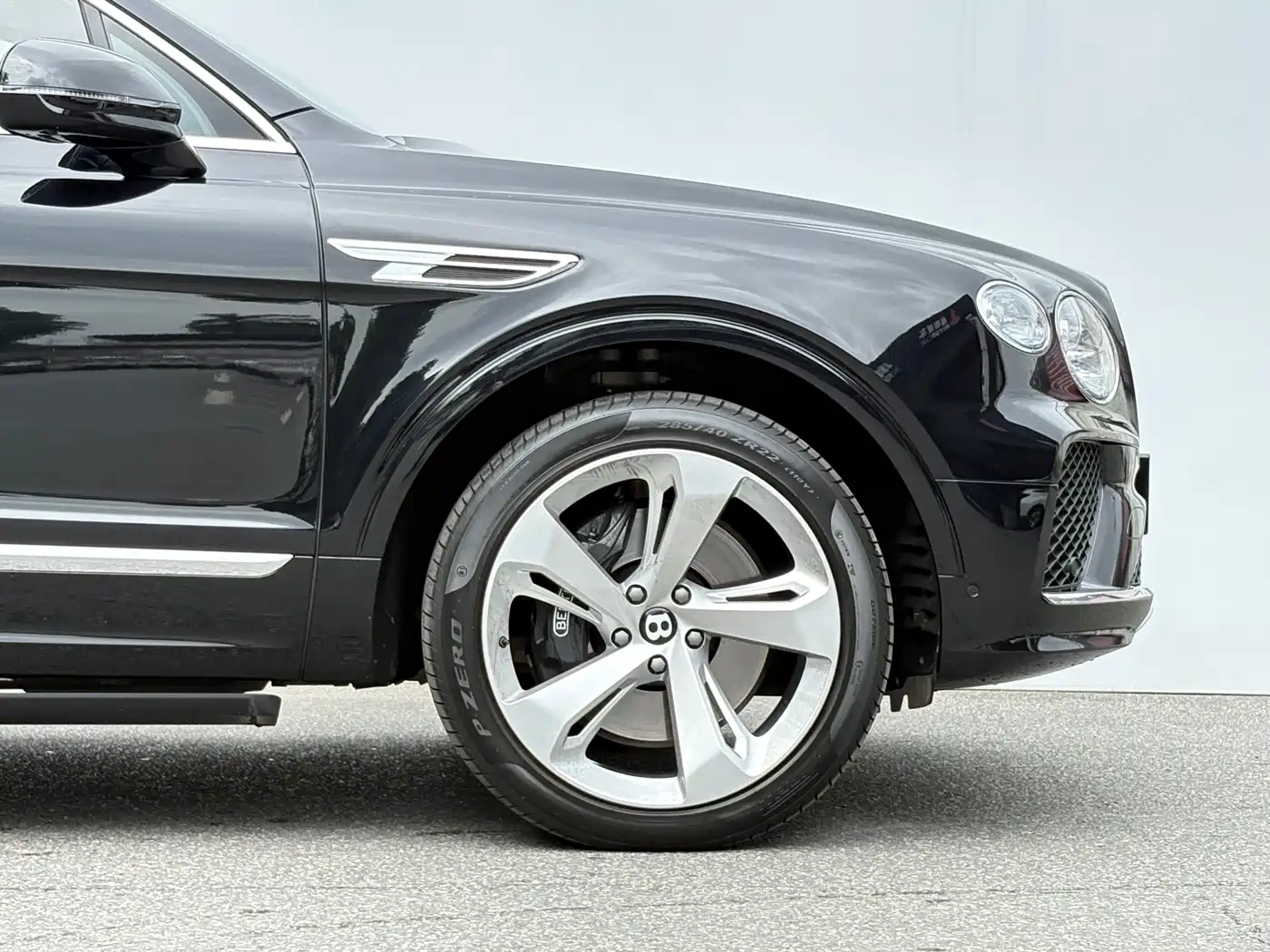 Bentley Bentayga 2023 4.0T V8 Long Wheelbase Version