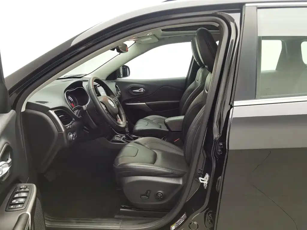 Jeep Cherokee 2020 2.0T 2WD Leading Edition