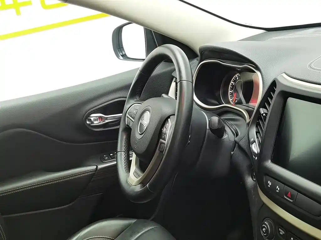 Jeep Cherokee 2017 2.4L Superior Edition