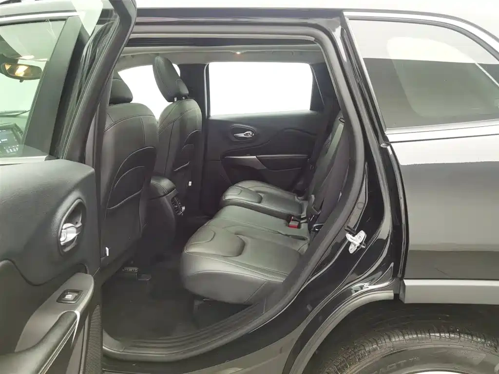 Jeep Cherokee 2020 2.0T 2WD Leading Edition