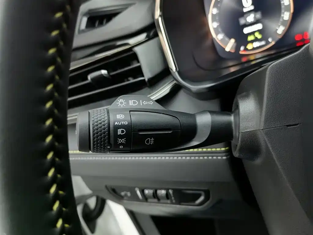 Lynk & Co Lynk & Co 06 2023 Remix 1.5T Power Halo