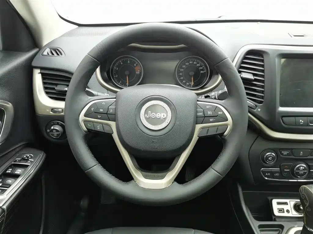 Jeep Cherokee 2016 2.0L Superior Edition