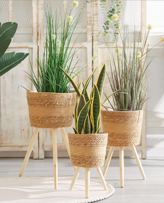 Standing Straw Woven Plant Basket with Tripod Wooden Legs, Elevated Floor Flower Pot Holder for Indoor Balcony Greenery Decor,www.kongzeglobal.com,Standing Straw Woven Plant Basket with Tripod Wooden Legs, Elevated Floor Flower Pot Holder for Indoor Balcony Greenery Decor-www.kongzeglobal.com