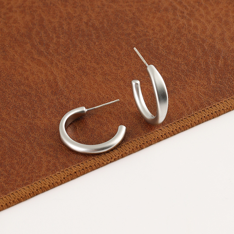 Retro Matte Gold Hoop Earrings — Minimalist Round Clip-ons (Mosquito Coil Style) for Non-Pierced Ears — Women's Jewelry